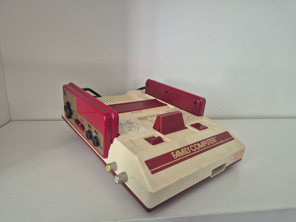 Famicom w. 3 games